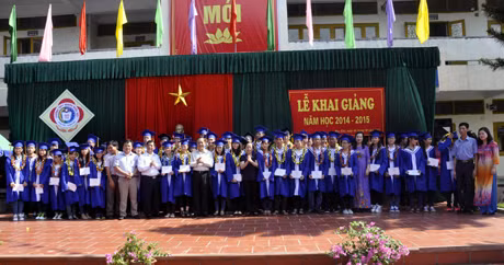 Tuyên dương, khen thưởng các em học sinh đỗ đại học với số điểm cao tại kỳ thi tuyển sinh đại học năm nay.