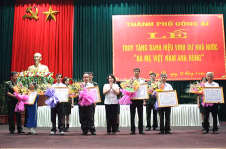 Đồng chí Vũ Thị Thu Thủy, Phó Chủ tịch UBND tỉnh trao danh hiệu vinh dự nhà nước Bà mẹ Việt Nam anh hùng đợt 3 cho thân nhân các mẹ trên địa bàn TP Uông Bí.