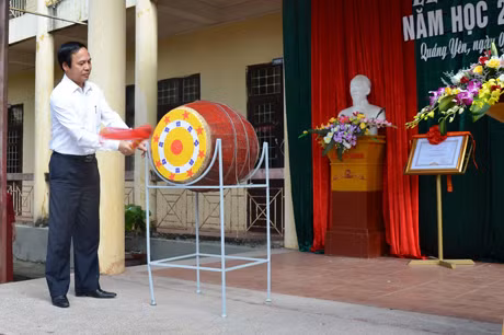 Đồng chí Đặng Huy Hậu, Phó Chủ tịch UBND tỉnh gióng trống khai giảng năm học mới.