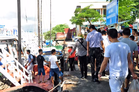 Khách du lịch xuống tàu tham quan Vịnh Hạ Long.