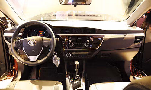 Nội thất trên Corolla Altis 2014 bản 1.8G CVT.