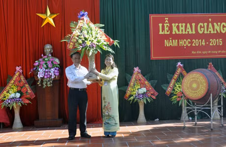 Đồng chí Đỗ Thông, Phó Chủ tịch Thường trực UBND tỉnh tặng hoa cho nhà trường nhân dịp khai giảng năm học mới.
