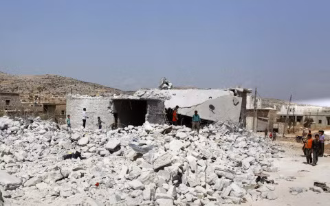 Nhiều ngôi nhà ở Syria tan hoang sau các cuộc không kích của Mỹ (Ảnh Reuters)