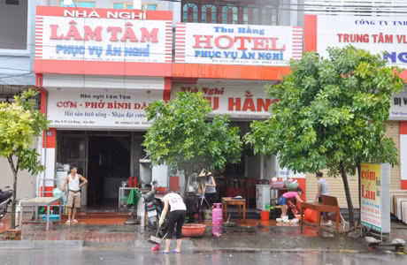 Người dân thị trấn Cái Rồng dọn dẹp nhà cửa sau bão.