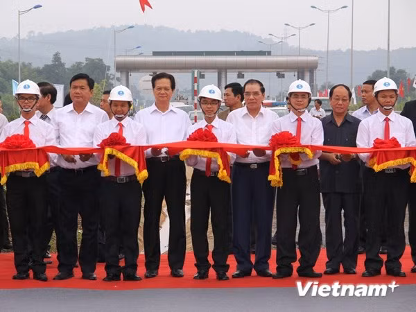 Cắt băng khánh thành đường Cao tốc dài nhất Việt Nam (Ảnh: Việt Hùng/Vietnam+)