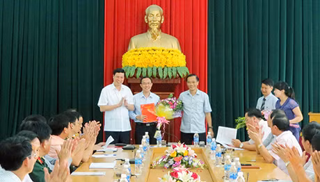 Đồng chí Nguyễn Đức Long, Phó Bí thư Tỉnh ủy, Chủ tịch HĐND tỉnh trao quyết định bổ nhiệm chức vụ Phó Bí thư Thành ủy Hạ Long cho đồng chí Dương Mạnh Cường.