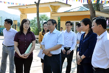 Đồng chí Phạm Minh Chính, Bí thư Tỉnh uỷ cùng Đoàn công tác của tỉnh tới thăm Trường Tiểu học Lục Hồn (xã Lục Hồn, Bình Liêu) tháng 9-2014.