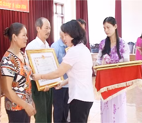 Đồng chí Vũ Thị Thu Thủy, Phó Chủ tịch UBND tỉn tỉnh trao danh hiệu vinh dự Nhà nước Bà mẹ Việt Nam anh hùng cho thân nhân của các mẹ trên 