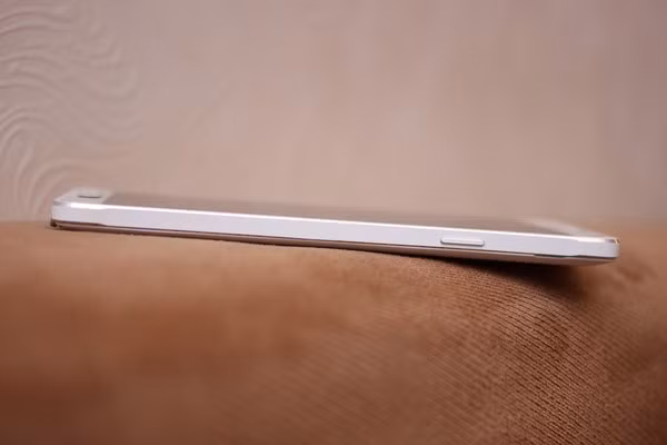 Cạnh phải thiết bị là nút nguồn.