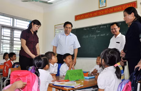 Đồng chí Phạm Minh Chính, Bí thư Tỉnh ủy cùng Đoàn công tác của tỉnh thăm và nói chuyện với các thầy giáo Trường Tiểu học Lục Hồn.