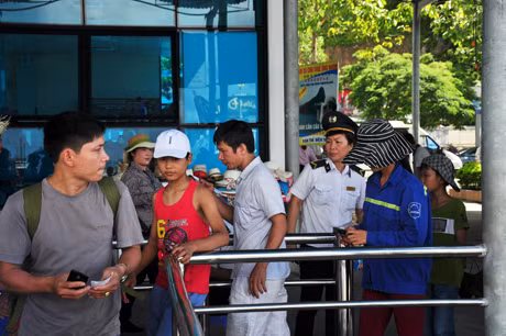 du khách làm thủ tục xuống tàu tham quan Vịnh Hạ Long.