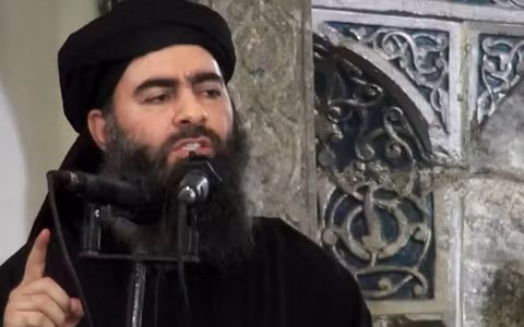 Thủ lĩnh tối cao của IS, Baghdadi, trong lần thuyết pháp tại một nhà thờ Hồi giáo hồi tháng 7/2014 (ảnh: AP)