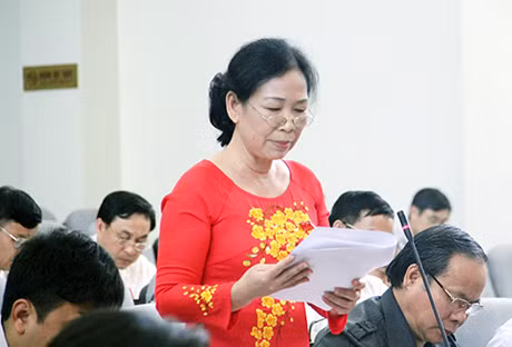 Đại biểu Lê Thị Thoa góp ý kiến vào quy hoạch phát triển nhân lực tỉnh.