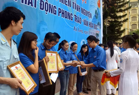 Tuyên dương các tập thể, cá nhân có nhiều thành tích trong tham gia các hoạt động của đoàn.