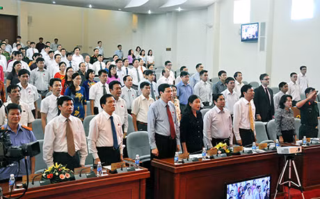 Các đại biểu làm lễ chào cờ trong kỳ họp thứ 16.