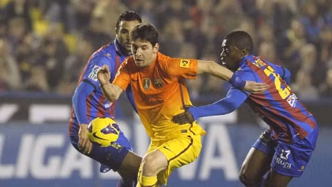  Quá khó để Levante (áo sọc) ngăn cản được bước tiến của Messi và đồng đội