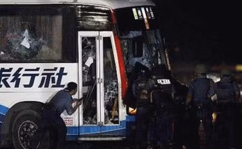 Cảnh sát mở cửa xe tiến vào bên trong. (Ảnh: Reuters)