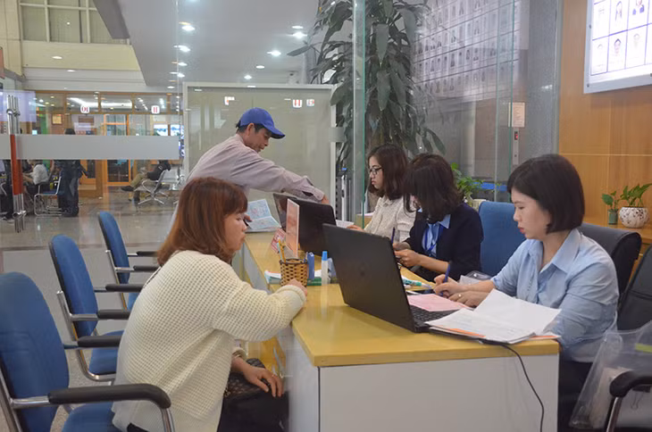 Người dân đến giải quyết TTHC tại Trung tâm HCC tỉnh đưởng hướng dẫn cận thận, cụ thể.