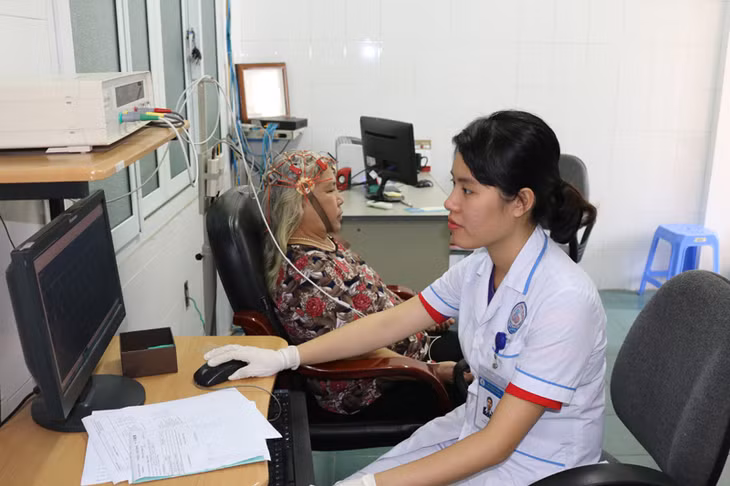Ghi điện não đồ cho bệnh nhân tại Bệnh viện Bảo vệ sức khỏe tâm thần tỉnh