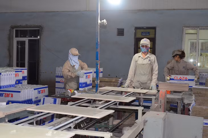 Sản xuất gạch tại Công ty CP gốm màu Hoàng Hà, Công ty CP Tập đoàn Hoàng Hà.