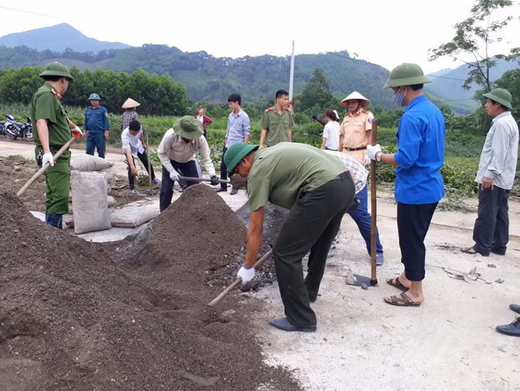 Cán bô cơ quan Khối và cán bộ chiến sỹ công an huyện giúp nhân dân thôn Khe Mực, xãTân Dân đổ sân bê tông nhà văn hóa