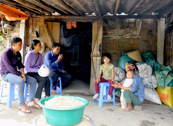Lãnh đạo xã Quảng Lâm và Trưởng bản Siềng Lống trò chuyện cùng gia đình anh Chíu A Sy, một trong những hộ nghèo ở bản Siềng Lống