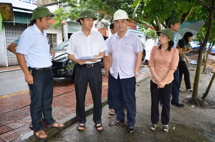 Thường trực Thành ủy khảo sát tiến độ dự án xây dựng Trường Mầm non Cẩm Đông (Ảnh: Bạch Dương-CTV))