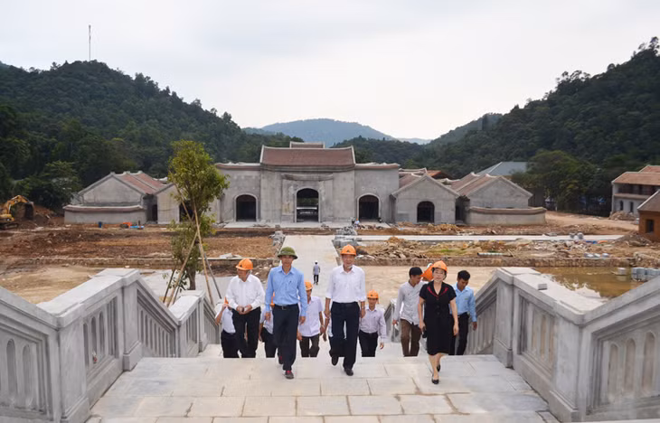 Các đồng chí nguyên bí thư các địa phương miền Tây thăm Khu trung tâm lễ hội và dịch vụ du lịch tại bến Giải Oan