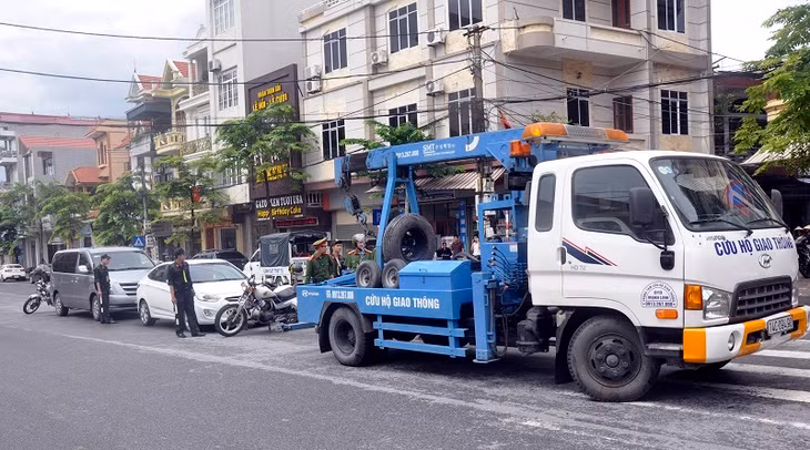Xe ô tô đỗ, dừng không đúng quy định, Công an TP Cẩm Phả sử dụng xe cứu hộ vận chuyển về bến xử lý nghiêm