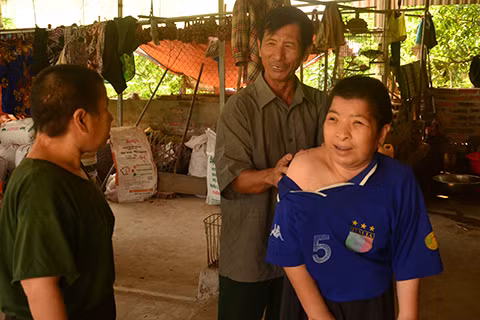 Ông Xoay không biết làm cách nào để dịu bớt những cơn ngứa cho con mình.