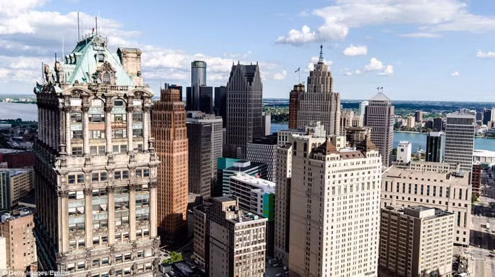  Lựa chọn thứ hai trong danh sách 10 thành phố hàng đầu là Detroit. Điều này có thể khiến nhiều người ngạc nhiên vì nơi đây thường liên quan đến tỷ lệ tội phạm cao, nhưng Lonely Planet khẳng định rằng "sau nhiều thập niên bị bỏ quên, Detroit hiện đã thay đổi".