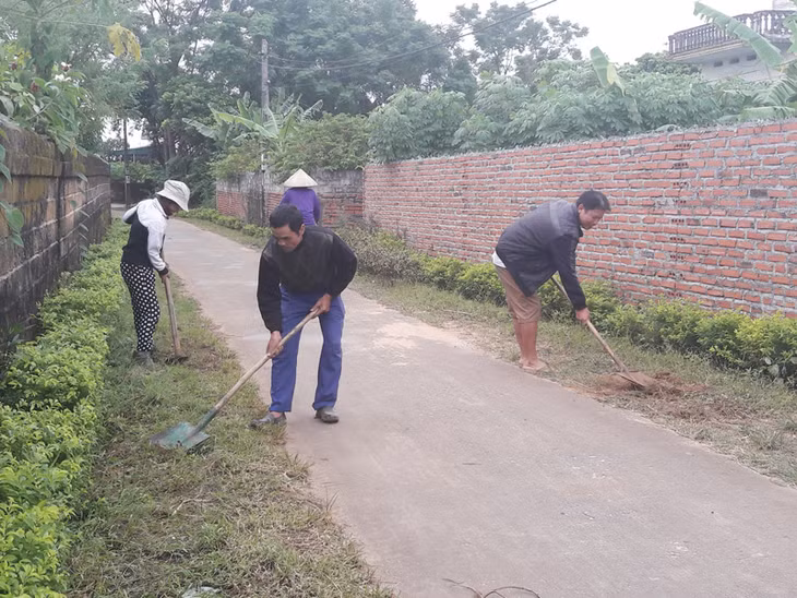 Người dân thôn Khê Thượng xã Việt Dân, TX Đông Triều dọn dẹp ngõ xóm.