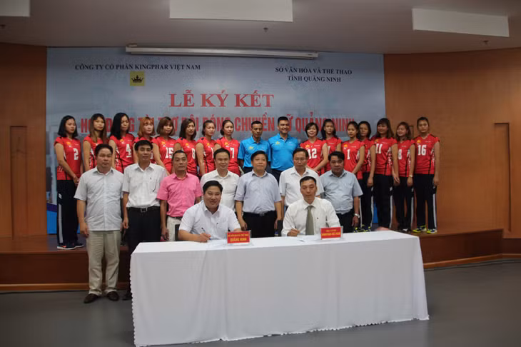 Lãnh đạo Sở VH&TT cùng đội bóng chuyền nữ ký kết hợp đồng tài trợ với Công ty CP Kingphar Việt Nam