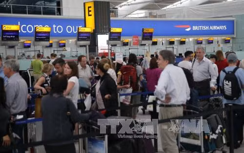 Hành khách tại sân bay Heathrow, London, Anh ngày 29/5. Ảnh: AFP/TTXVN