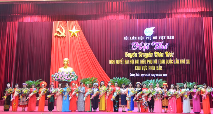 Ban Tổ chức tặng hoa cho 26 thí sinh đại diện 26 tỉnh, thành khu vực phía Bắc tham dự hội thi.