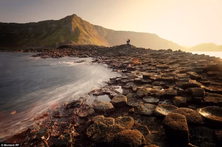  Khu vực số 1 nên đến là vùng bờ biển Belfast và Causeway, Bắc Ireland, Vương quốc Anh, được ca ngợi là nơi có vẻ đẹp vượt thời gian.