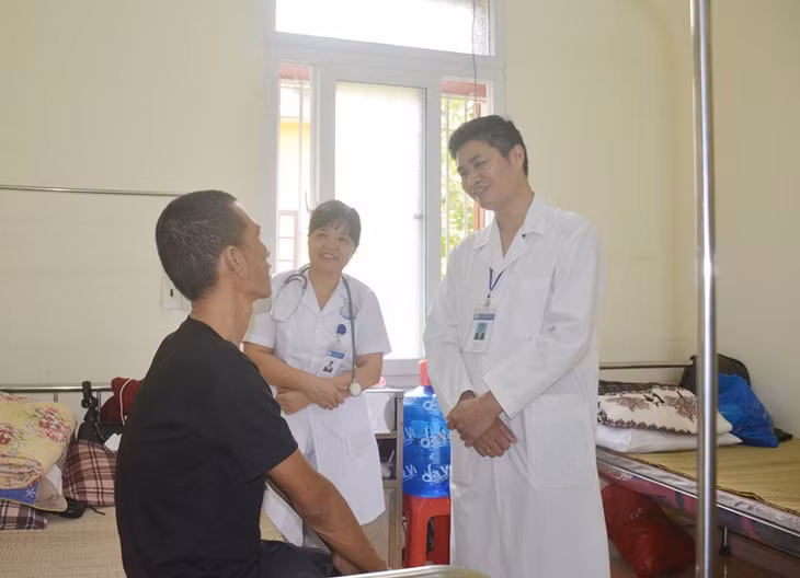 Bệnh viện Bảo vệ sức khỏe tâm thần tỉnh Quảng Ninh đang trò chuyện, động viên bệnh nhân nghiện rượu