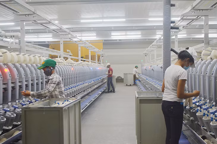 Sản xuất sợi tại Nhà máy sợi Texhong Ngân Hà, KCN Cảng biển Hải Hà.