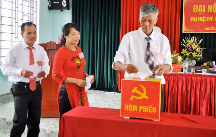 Đảng viên Chi bộ thôn Đông Sơn, xã Tân Bình, huyện Đầm Hà bỏ phiếu bầu trực tiếp Bí thư tại Đại hội Chi bộ thôn, nhiệm kỳ 2017-2020.