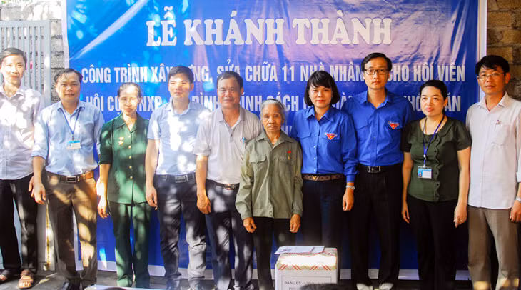 Tỉnh Đoàn, Hội LHTN tỉnh khánh thành công trình xây dựng, sửa chữa 11 nhà nhân ái cho cựu TNXP, gia đình chính sách có hoàn cảnh khó khăn, chào mừng Đại hội Đoàn Thanh niên tỉnh lần thứ XI, nhiệm kỳ 2017-2022. Ảnh: HOÀNG GIANG