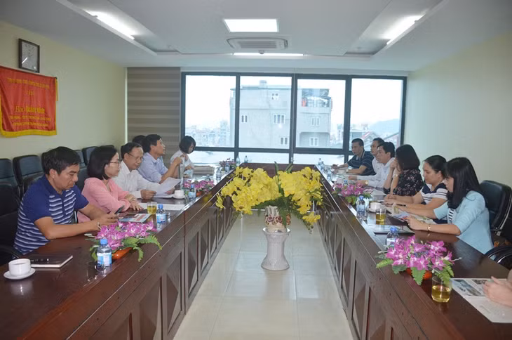 Đoàn Báo Phú Thọ thăm, và làm việc tại Báo Quảng Ninh