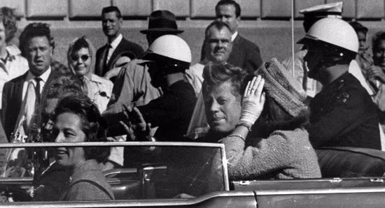 Bức ảnh chụp Tổng thống Kennedy và phu nhân Jacqueline khoảng 1 phút trước khi ông bị bắn. Ảnh: AP