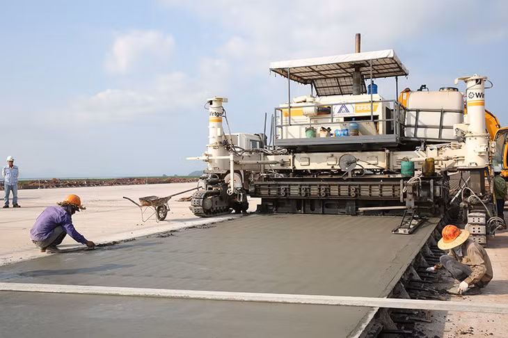 Thi công đổ bê tông mặt đường băng Cảng hàng không quốc tế Vân Đồn đoạn 600m bổ sung sau điều chỉnh thiết kế.