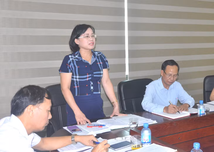Đồng chí Phạm Thị Thắm, Phó Trưởng Ban thi đua khen thưởng tỉnh phát biểu tại cuộc họp
