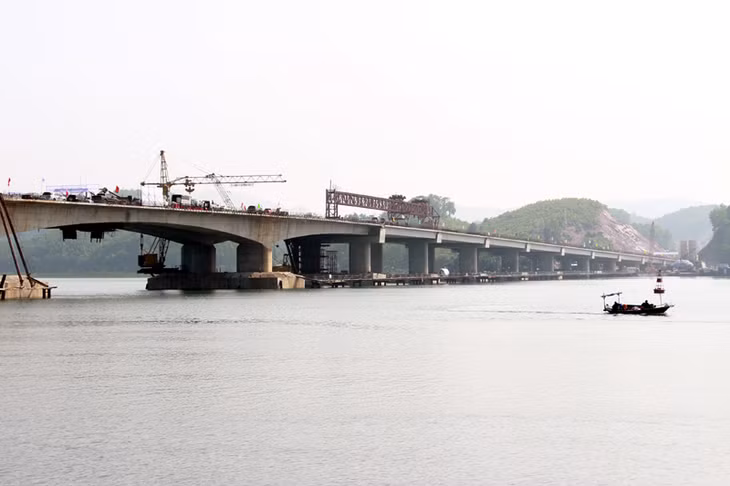 Cầu Cẩm Hải được hợp long