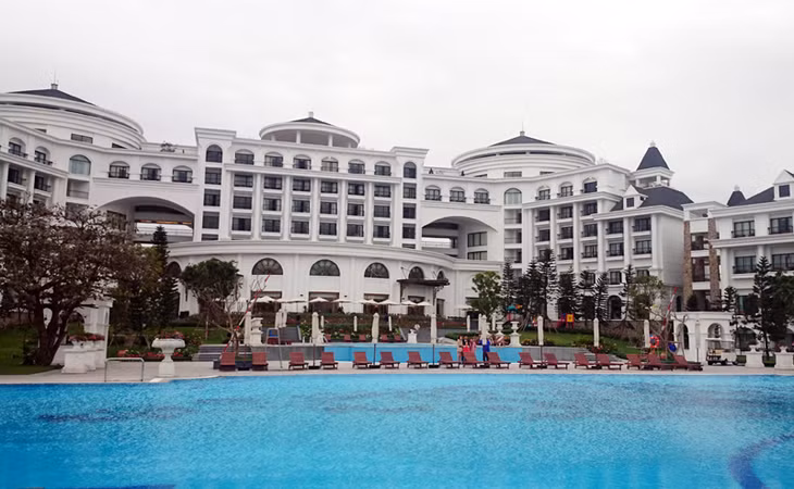 Khu đảo Rều tại phường Bãi Cháy của Công ty CP Quốc tế Hoàng Gia đã giao cho Tập đoàn Vingroup thuê lại đất xây dựng khách sạn Vinpearl Hạ Long