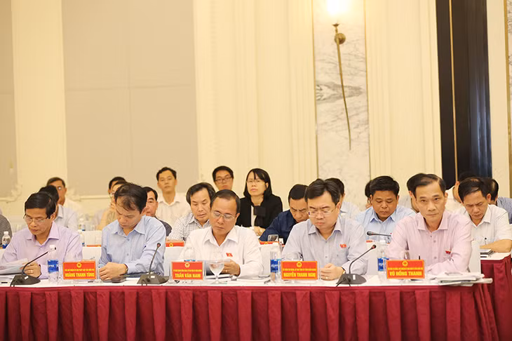 Các đồng chí lãnh Ủy ban Pháp luật của Quốc Hội tham dự buổi làm việc.