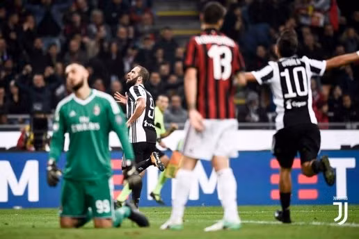  Higuain lập cú đúp kết liễu AC Milan.