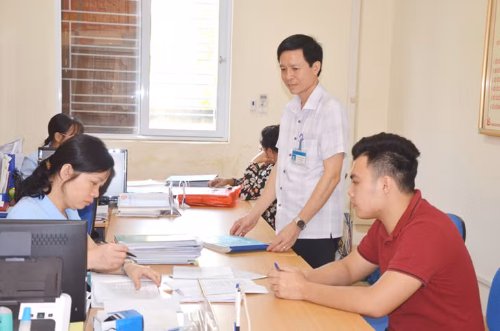 Lãnh đạo phòng Nội vụ thị xã Đông Triều kiểm tra tại bộ phận tiếp nhận và trả kết quả phường Đông Triều, TX Đông Triều 