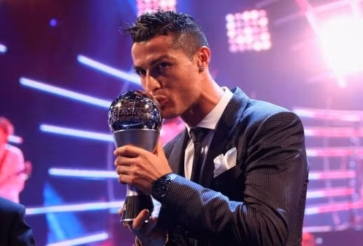  Ronaldo rạng rỡ trong buổi lễ trao giải.